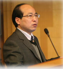 华体会网页版创新论坛第一千零一讲暨校庆118周年学术讲座：从天然黏土矿物绿色制备高性能SRC脱硝分子筛