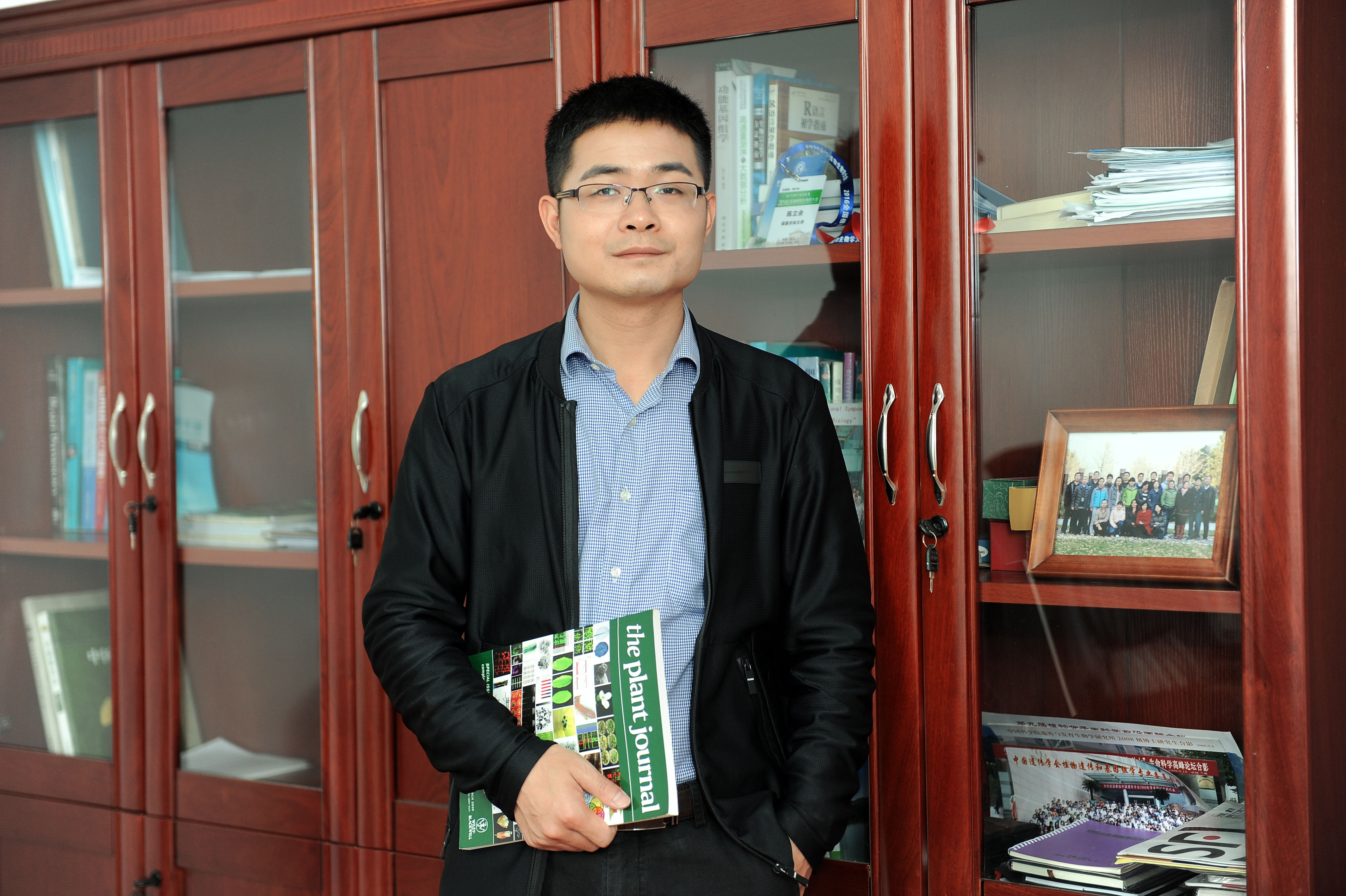 华体会网页版创新论坛第一千四百二十七讲：探索植物生殖与驯化的秘密—从模式植物到水果作物