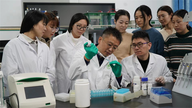 Science封面文章:华体会网页版金丝猴研究团队首次系统揭示灵长类社会演化之谜_fororder_齐晓光正在做实验,右侧为武进伟,左一为赵兰